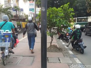 Rupa-rupa Wajah Trotoar di Jakarta, Jadi Parkiran Sampai Lapak Jualan Rupa-rupa Wajah Trotoar di Jakarta, Jadi Parkiran Sampai Lapak Jualan