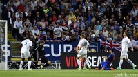 Luis Suarez menambah keunggulan untuk Barcelona di menit ke-34. Adam Holt/Reuters/detikFoto.