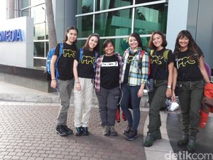 Sambut HUT RI, Para Petualang Cantik Bersih-bersih & Kibarkan Bendera di Gunung Ciremai