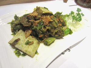 Teras Dharmawangsa: Empuk Gurih Iga Berbalut Sambal Hijau yang Mantap