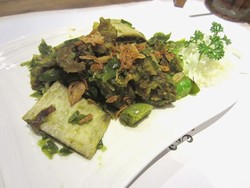 Teras Dharmawangsa: Empuk Gurih Iga Berbalut Sambal Hijau yang Mantap