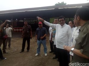 Djarot Tinjau Bantar Gebang, Minta Truk Sampah dan Jalan Rusak Diperbaiki