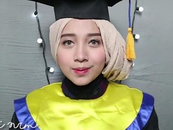 Tutorial Hijab Turban dengan 2 Jarum Saja untuk Wisuda