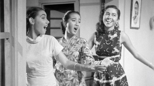 Salah satu adegan bernyanyi dalam film Tiga Dara karya Usmar Ismail. Film ini menceritakan tiga perempuan muda bernama Nunung (Chitra Dewi), Nana (Mieke Wijaya) dan Nenny (Indriati Iskak) yang dibesarkan oleh neneknya setelah ibu mereke meninggal. Mereka juga tinggal bersama bapaknya yang bernama Sukandar (Hassan Sanusi) yang sibuk dengan pekerjaannya.