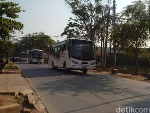 300 Bonek di Stadion Tugu Diantar ke Stasiun Senen Pakai Bus Polisi