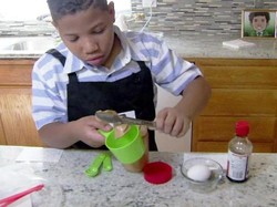 Baru 8 Tahun, Bocah Ini Sudah Buka Toko Roti Demi Belikan Ibunya Rumah