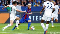 Lionel Messi berusaha melewati beberapa pemain Leicester City. Christine Olsson/Reuters/detikFoto.