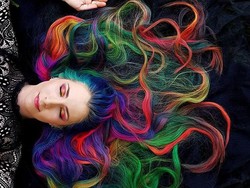 Rapunzel Dalam Dunia Nyata Ini Punya Rambut Panjang yang Warna-warni