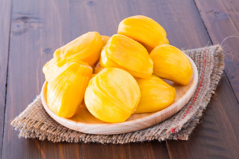 Jackfruit cooked on a plate that is made of wood and placed on a wooden floor.