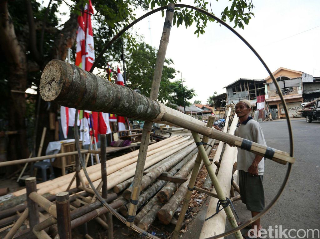 Curhat Penjual Pohon Pinang Jelang HUT RI: Omzet Turun Drastis