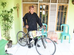 Pengabdian Abah Uju, Bersepeda Bawa Buku untuk Anak-anak Desa Purwakarta