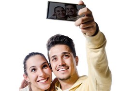 Seperti Apa Batas Wajar Pamer Foto Mesra di Media Sosial?