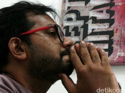Haris Azhar berbicara di hadapan media