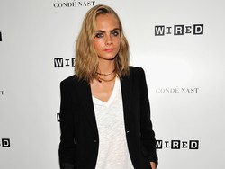 Ini Kosmetik yang Selalu Dibawa Cara Delevingne dalam Tasnya