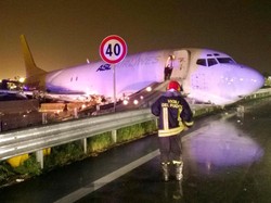 Tergelincir Saat Mendarat di Italia, Pesawat Kargo DHL Meluncur ke Jalanan