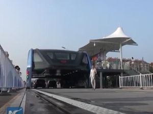 China Mulai Test Drive Bus Ngangkang