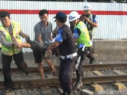 Tersambar Kereta di Matraman, Driver Ojek Online Luka Parah
