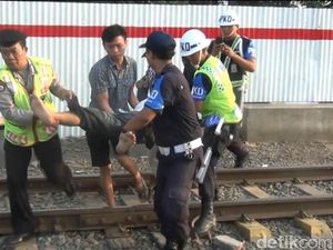 Tersambar Kereta di Matraman, Driver Ojek Online Luka Parah Tersambar Kereta di Matraman, Driver Ojek Online Luka Parah