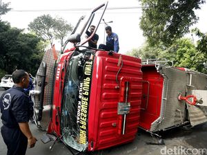 Dievakuasi, Mobil Pemadam Terguling di Kebayoran Baru karena Hindari Sedan