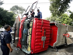 Dievakuasi, Mobil Pemadam Terguling di Kebayoran Baru karena Hindari Sedan