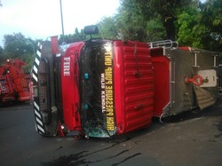 Hendak Menuju Lokasi Kebakaran, Mobil Pemadam Terguling di Kebayoran