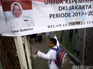 Spanduk Dukungan untuk Risma Maju Pilkada DKI