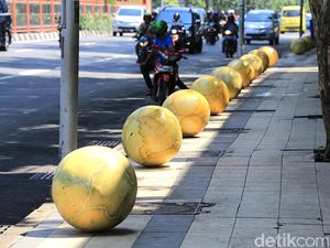 Bola Dunia, Percantik Trotoar dan Beri Rasa Aman Pejalan Kaki di Surabaya Bola Dunia, Percantik Trotoar dan Beri Rasa Aman Pejalan Kaki di Surabaya
