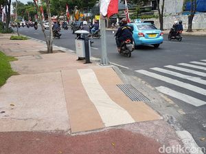 Risma Bikin Trotoar di Surabaya Ramah Bagi Penyandang Disabilitas Risma Bikin Trotoar di Surabaya Ramah Bagi Penyandang Disabilitas