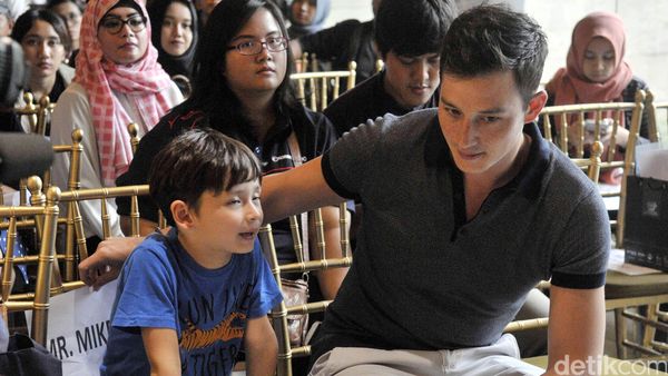 Mike Lewis dan Putra Semata Wayangnya