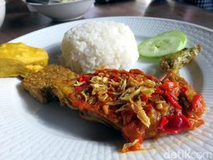 Cafe DPakar: Huaah! Asyiknya Makan Ayam Penyet Super Pedas di Pinggir Tebing