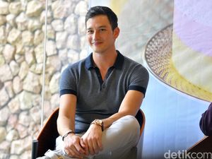 Gaya Mike Lewis Tampil Beda Berambut Plontos, Dipuji Makin Macho & Ganteng