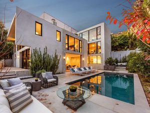 Melihat Isi Rumah Kendall Jenner  Melihat Isi Rumah Kendall Jenner