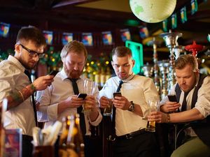 Larang Pengunjung Pakai Ponsel, Bar Ini Pasang Pengacak Sinyal