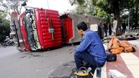 Mobil Pemadam Kebakaran Terguling di Kebayoran