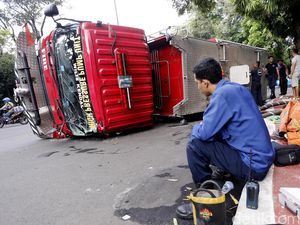 Mobil Pemadam Kebakaran Terguling di Kebayoran
