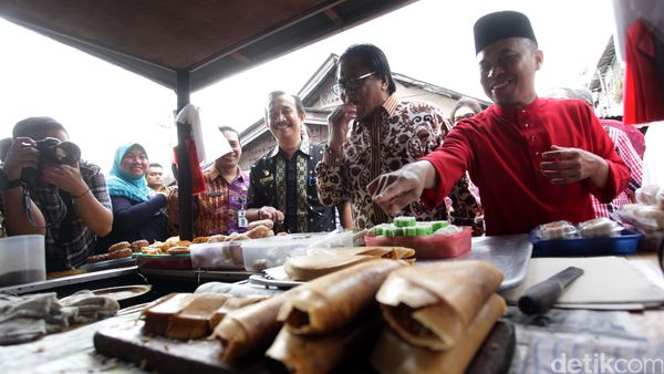 Oesman Sapta Blusukan ke Pasar Tradisional Sambas