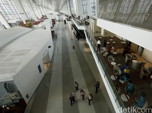 Detik-detik Senpi Anggota Polri Meletus Saat Dikosongkan di Soetta Detik-detik Senpi Anggota Polri Meletus Saat Dikosongkan di Soetta