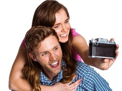 Survei: 1 dari 4 Orang Risih dengan Pasangan yang Pamer Foto Mesra di Socmed