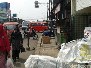Pejalan Kaki di Pasar Minggu Keluhkan Trotoar yang Dipakai Parkir dan Jualan Pejalan Kaki di Pasar Minggu Keluhkan Trotoar yang Dipakai Parkir dan Jualan