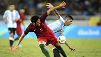Paciencia berebut bola dengan Lautaro Giannetti dalam pertandingan yang dihelat di Stadion Joao Havelange, Jumat (5/8/2016) dini hari WIB. Gonzalo Fuentes/Reuters/detikFoto.