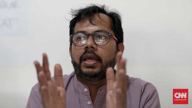 Koordinator Kontras Haris Azhar saat konpers di kantor Kontras, Jakarta, Jumat, 5 Agustus 2016. Kontras meminta dukungan publik melalui hashtag #SayaPercayaKOntras dan bentuk lainnya dapat ditindaklanjuti oleh Presiden RI diantaranya dengan membentuk Tim Independen Pemberantasan Mafia Narkoba di bawah koordinasi Presiden. CNN Indonesia/Safir Makki
