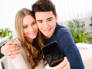 Kenapa Si Dia Tidak Mau Pamer Sudah Punya Kekasih di Media Sosial?