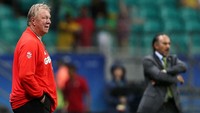 Horst Hrubesch (kiri) dan Raul Gutierrez (kanan) tampak serius mengamati jalannya pertandingan. Fernando Donasci/Reuters/detikFoto.