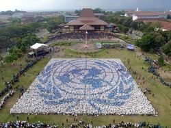 Pesan Menhub dan Formasi Ribuan Mahasiswa Bentuk Lambang PBB Tutup PPSMB UGM