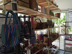 Berburu Kain Murah di Baan Khao Tao, Pusat Kerajinan Tangan Thailand