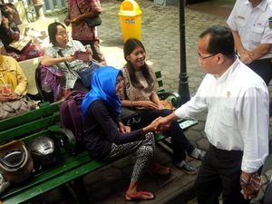 Menhub Budi Karya Tinjau Stasiun Yogya, Tanya Penumpang soal Tarif dan Toilet