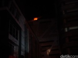 3 Jam Berlalu, Api Masih Berkobar di Ketinggian Gedung di Kelapa Gading