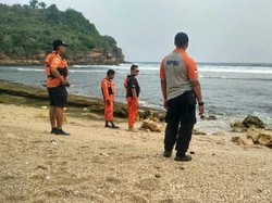 Satu Orang Hilang Ditelan Ombak Pantai Setro Gondo Mayit