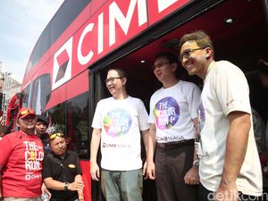 CIMB Niaga Sumbang Bus Tingkat ke Pemprov DKI