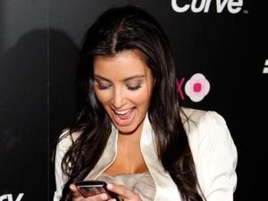 Blackberry Kim Kardashian Mati, Chrissy Teigen Kirimkan Sebuket Bunga